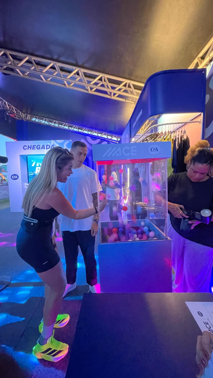 Pessoas interagindo com a cabine de mãos em evento